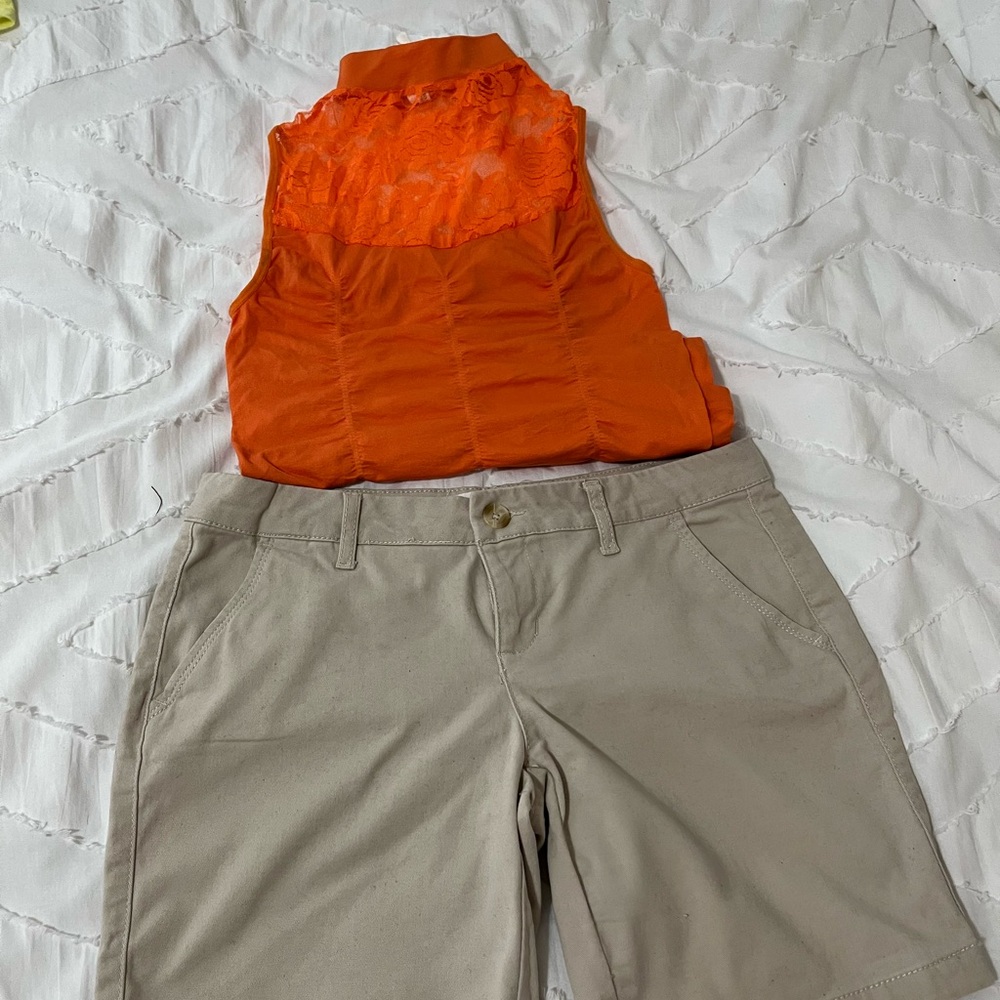 On size fit all stretch top with Bermuda karki shorts